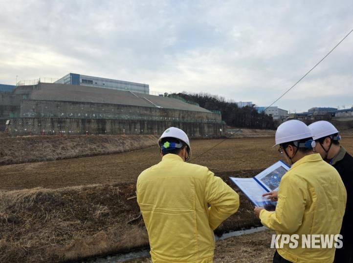 윤성진 제1부시장이 해빙기 대비 옹벽시설 안전점검을 실시하고 있다