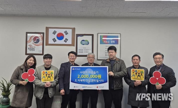 왼쪽부터 지제역더샵센트럴시티 경리팀장 김은영, 관리팀장 박훈민, 평택시 복지국장 김대환, 지제역더샵센트럴시티 통장 윤영조, 입주자대표회의 회장 박진한, 관리소장 최성구, 평택행복나눔본부 나눔국장 황성식