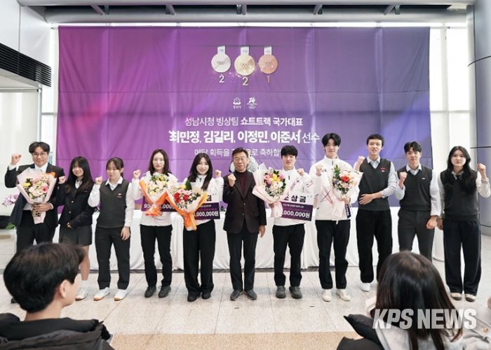 ‘2026 이탈리아 밀라노·코르티나담페초 동계올림픽(2.6.~22.)’ 대회에서 5개의 메달을 딴 성남시청 빙상팀 쇼트트랙 선수들이 시청 로비에서 열린 팬 사인회에서 기념사진을 찍고 있다.