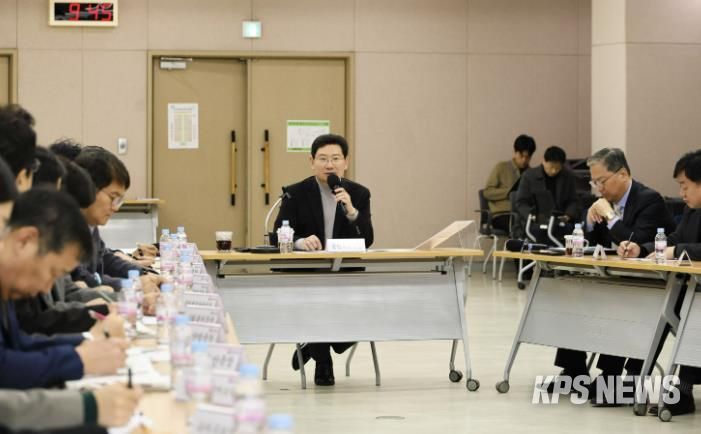 3일 수지구청에서 열린 현장 간부 공무원 회의에 참석한 이상일 시장이 발언하고 있다