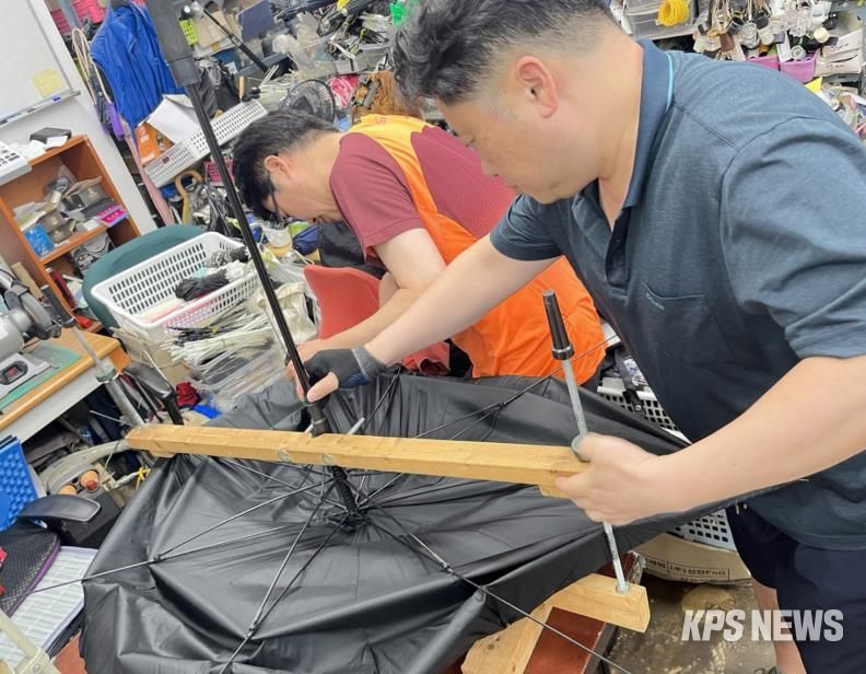 찾아가는 우산수리센터에서 고장 난 우산을 수리하고 있다.
