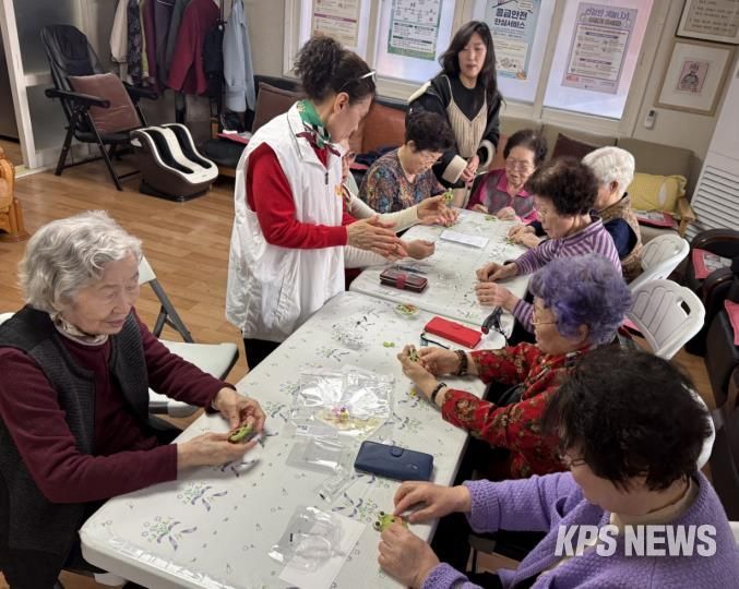 영통구 치매안심센터가 ‘마을 통장님’과 함께하는 주민 밀착형 치매 예방 프로그램을 운영하고 있다.