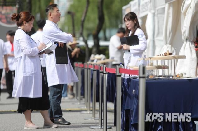 수원 전국요리경연대회에서 심사위원들이 출품 요리를 심사하고 있다.