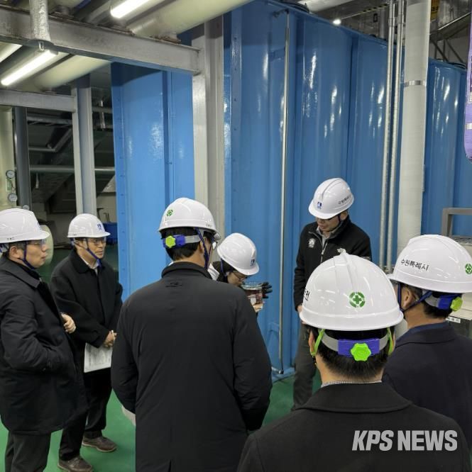 기후에너지환경부·한국환경공단 관계자 등이 수원시에서 물재이용 시설 현장을 방문하고 있다.