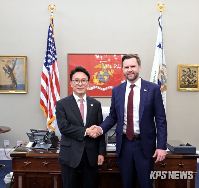 미국을 방문 중인 김민석 국무총리가 12일(현지시간) 미국 워싱턴DC 백악관에서 JD 밴스 부통령과 회담을 하고 있다.(국무조정실)