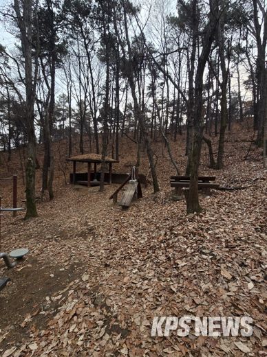 시설이 노후화된 수지구 광교산 숲길 전경