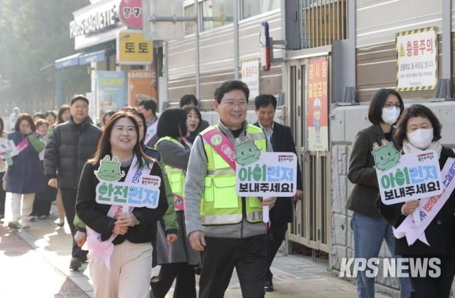 17일 역북초에서 이상일 시장이 아이먼저 캠페인을 하고 있다