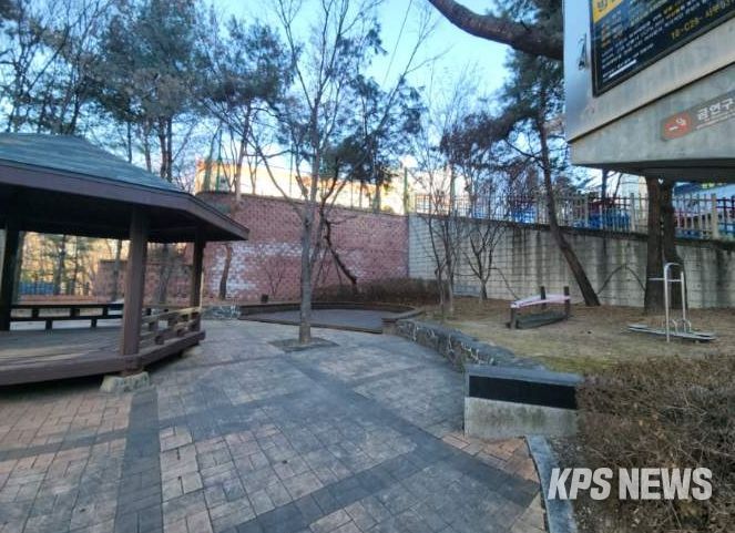 기흥구는 마북초 후문 앞 쉼터를 정비해 정원형 휴게공간으로 조성한다. 사진은 마북초 후문 앞 쉼터