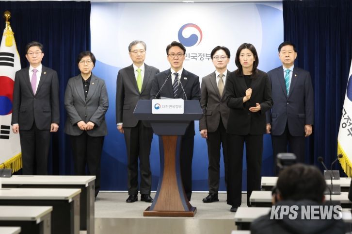 김민석 국무총리가 25일 세종대로 정부서울청사에서 비상경제 대응체계 관련 브리핑을 하고 있다.(국무조정실)