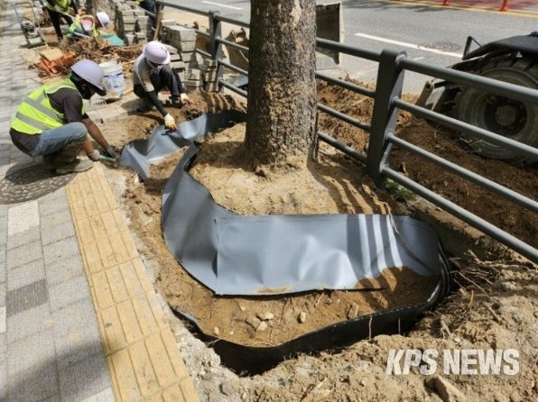 방근시트를 설치해 정비하는 모습