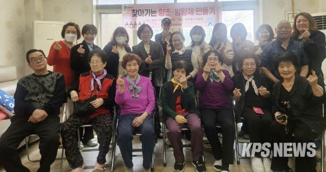 수원시 영통구 광교2동 어르신 곁으로 찾아가는 향기 치유… 주민자치회, '찾아가는 향초·방향제 만들기' 운영