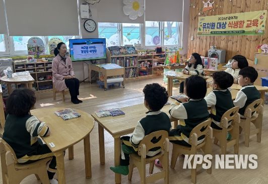 ‘내가 지구를 사랑하는 방법’그림책 동화책에 대해 이야기나누고 있다.