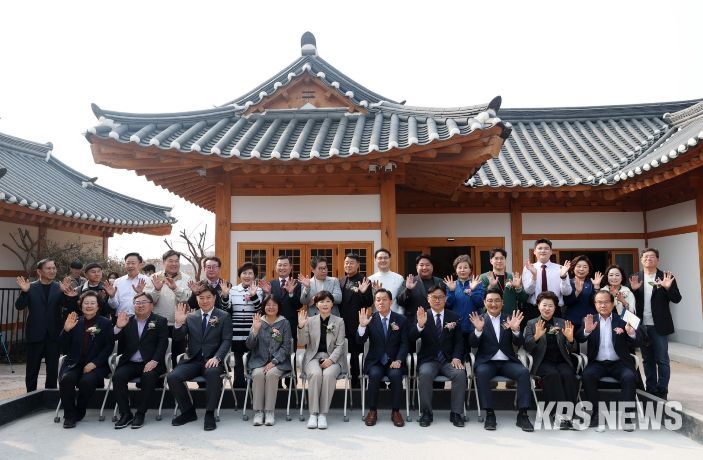 장미영 수원특례시의회 문화체육교육위원장을 비롯한 참석자들이 ‘남수헌’ 개관식 후 기념촬영을 하고 있다.