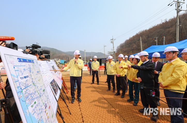 김민석 국무총리가 27일 지난해 교량 붕괴사고로 사상자가 발생했던 세종-안성고속도로 청용천교 건설 현장을 방문, 복구 현황과 안전관리 실태 등을 점검하고 있다.(국무조정실)