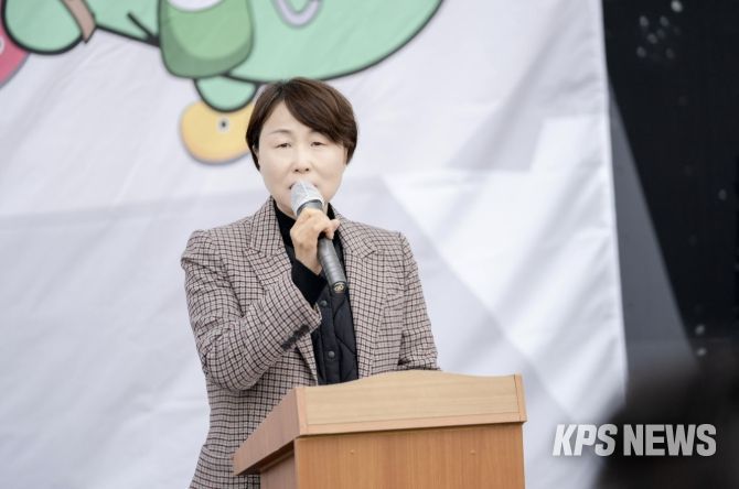 2026년 제2회 용인특례시의회 의장배 스포츠클라이밍 대회 개회식에서 유진선 의장이 대회사를 하고 있다.